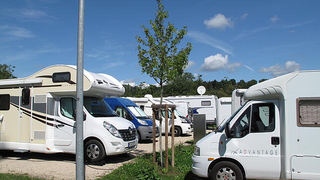 Am Reisemobilhafen stehen in mehreren Reihen bis zu 42&nbsp;Wohnmobile. Die befragten Camper sprechen von einem ausreichenden ...