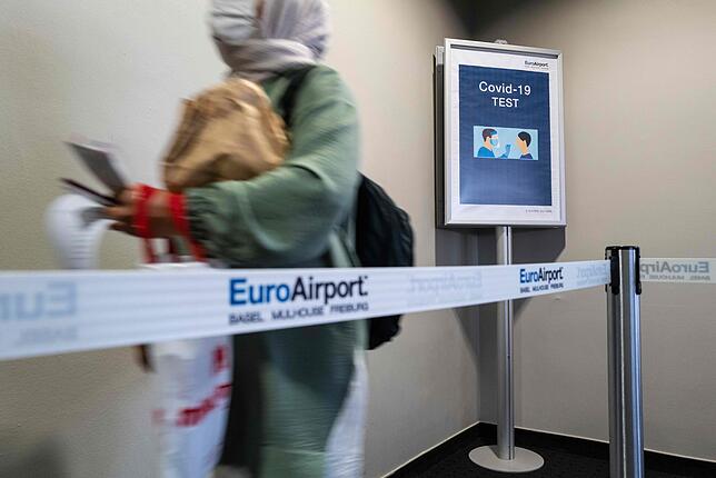 Maskenpflicht gilt am Euroairport Basel-Mulhouse. Im Ankunftsbereich ist hier eine Hinweistafel auf die Corona-Testung zu sehen.