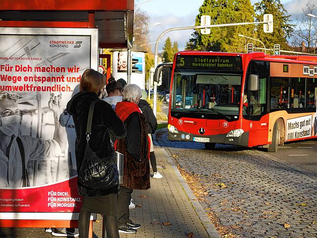 Schüler nahe des Suso Gymnasiums an der Bushaltestelle Klinikum.