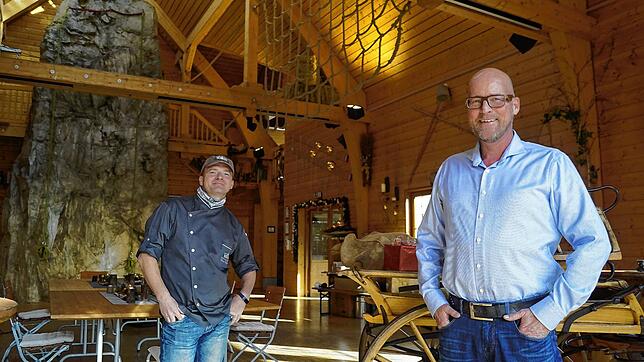 Olaf Jung (rechts) mit Swen Golling, dem Küchenchef und stellvertretendem Geschäftsführer der Teamwelt.