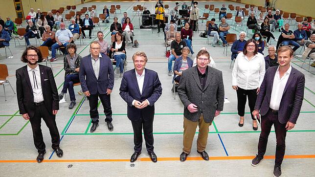 In der SÜDKURIER-Wahlarena diskutieren (erste Reihe von links): Johannes Kretschmann (Grüne), Thomas Bareiß (CDU), Stephan Link (FDP), ...