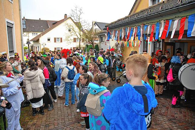 Die Zuschauer und Narren versammeln sich zum Rathaussturm.