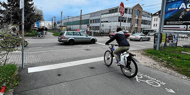 Radfahrer auf dem Bodensee-Radweg haben keine Vorfahrt. Ein Stoppschild weist sie darauf hin.
