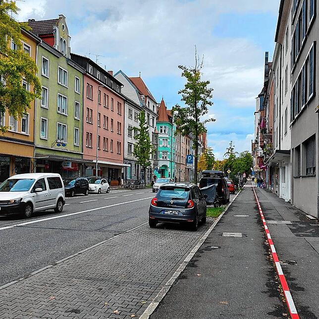 In einem Hinterhof in der Theodor-Heuss-Straße kommt es erst zum Wortgefecht, dann zur Bedrohung mit einem Messer und schließlich zum ...