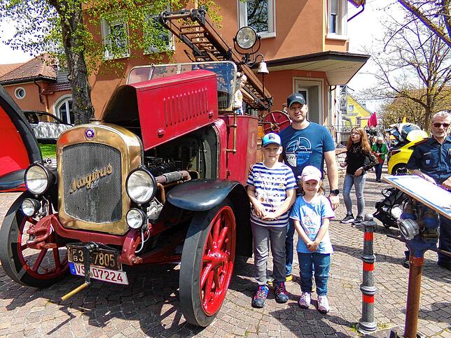 Neben den vielen neuen ausgestellten Automodellen beim Donaueschinger Frühlingsfest, lässt die Magira-Automobilspritze, auch das Herz ...