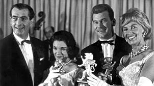 Connie Francis (zweite von links) im Jahr 1961 bei der Verleihung der Löwen von Radio Luxemburg.
