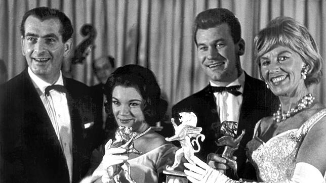 Connie Francis (zweite von links) im Jahr 1961 bei der Verleihung der Löwen von Radio Luxemburg.