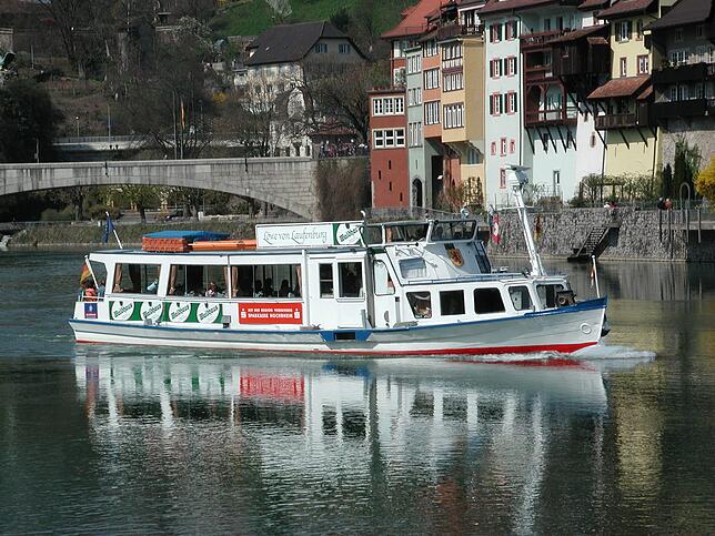Der „Löwe von Laufenburg“ auf dem Rhein vor der Altstadtkulisse. Mit ihm können Passagiere auf dem Rhein schippern und das ...
