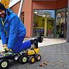 Den letzten Zwischenstopp auf dem Weg von Stuttgart nach Friedrichshafen auf dem Bobbycar macht Radiomoderator Nico Auer in Meersburg.