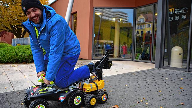 Den letzten Zwischenstopp auf dem Weg von Stuttgart nach Friedrichshafen auf dem Bobbycar macht Radiomoderator Nico Auer in Meersburg.