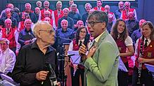 Der Johanneschor und trat mit seinem 84-jährigen Dirigenten Herbert Kaiser auf. Rechts: Hansy Vogt Foto: Wollweber