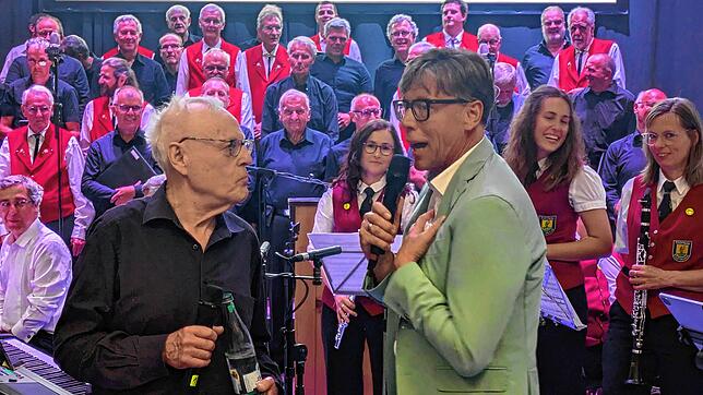 Der Johanneschor und trat mit seinem 84-jährigen Dirigenten Herbert Kaiser auf. Rechts: Hansy Vogt Foto: Wollweber