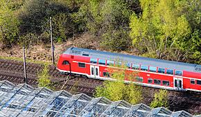 (Aufnahme von April 2025) Dieses Luftbild zeigt die Schwarzwaldbahn im Bereich des Reichenauer Bahnhofs. Der RE2 verkehrt zwischen ...