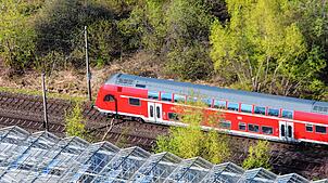 (Aufnahme von April 2025) Dieses Luftbild zeigt die Schwarzwaldbahn im Bereich des Reichenauer Bahnhofs. Der RE2 verkehrt zwischen ...