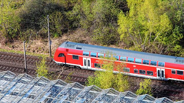 (Aufnahme von April 2025) Dieses Luftbild zeigt die Schwarzwaldbahn im Bereich des Reichenauer Bahnhofs. Der RE2 verkehrt zwischen ...