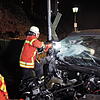 Die Feuerwehr Laufenburg barg den Unfallwagen am Freitagabend.