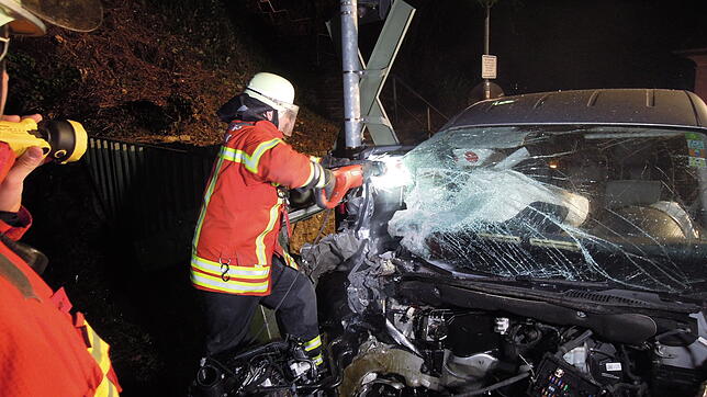 Die Feuerwehr Laufenburg barg den Unfallwagen am Freitagabend.