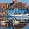 Mit einem Motorboot schoben Mitarbeiter der Bodensee-Schiffsbetriebe die Inseln an der Promenade vorbei.