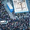 Auf dem Time Square im New Yorker Stadtteil Manhattan demonstrieren tausende Menschen gegen die Brutalität der Polizei. Der Tod des ...