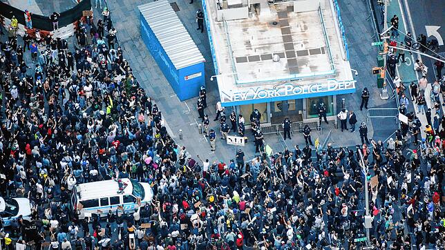 Auf dem Time Square im New Yorker Stadtteil Manhattan demonstrieren tausende Menschen gegen die Brutalität der Polizei. Der Tod des ...