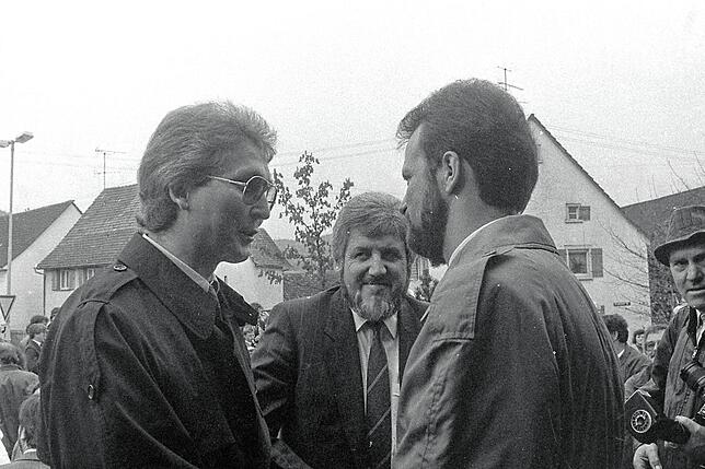 Der Mühlinger Bürgermeister Manfred Jüppner (links) und der Hohenfelser Bürgermeister Hans Veit (Mitte) gratulieren Bernhard Volk.