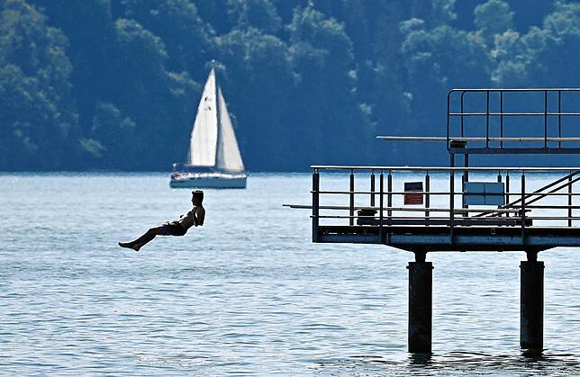 Heiße Tage stehen der Region bevor. Wohl dem also, der bei diesen Temperaturen in den Bodensee springen kann, wie hier ein Badegast in ...