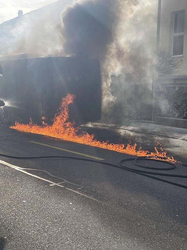 Rauch und Feuer auf der Hauptstraße in Hausen im Kanton Aargau: Ein Linienbus ist in Brand geraten.