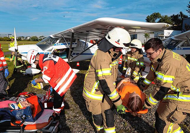 Die Rettungskräfte müssen überall gleichzeitig sein. Während links eine bewusstlose Patientin versorgt wird, kümmern sich Feuerwehrleute ...