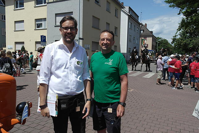 Kai Nopper (li.) kümmert sich um den Aufstellungsplan, Thomas Quitschau hilft.
