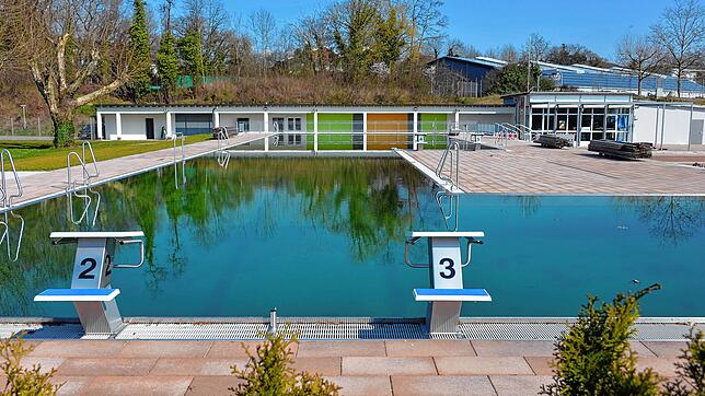 Ein Blick über den Zaun beim Freibad in Tiengen lässt erahnen, dass die Sanierungsarbeiten weitgehend abgeschlossen und die ...