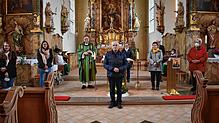 Dank und Anerkennung für Mesner Ekkehard Blank und seiner Frau Liselotte Blank (Kirchenwäsche) bei der offiziellen Verabschiedung. ...