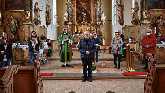 Dank und Anerkennung für Mesner Ekkehard Blank und seiner Frau Liselotte Blank (Kirchenwäsche) bei der offiziellen Verabschiedung. ...