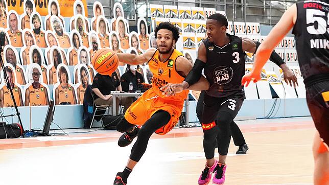 Nate Britt (links) gegen den Kirchheimer Richard Williams. Britt sorgte beim Schwenninger Heimsieg 34 Sekunden vor Spielende für die ...