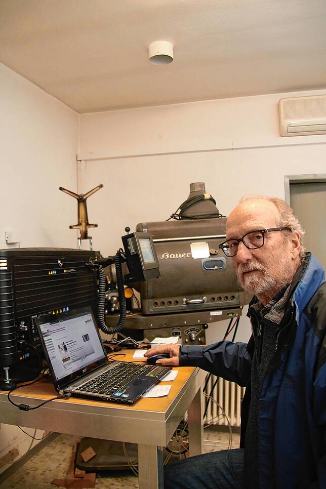 Henry Probst von Guckloch-Kino am Projektor. Der Verein wird in Zukunft neue Räume für seine Vorstellungen brauchen.