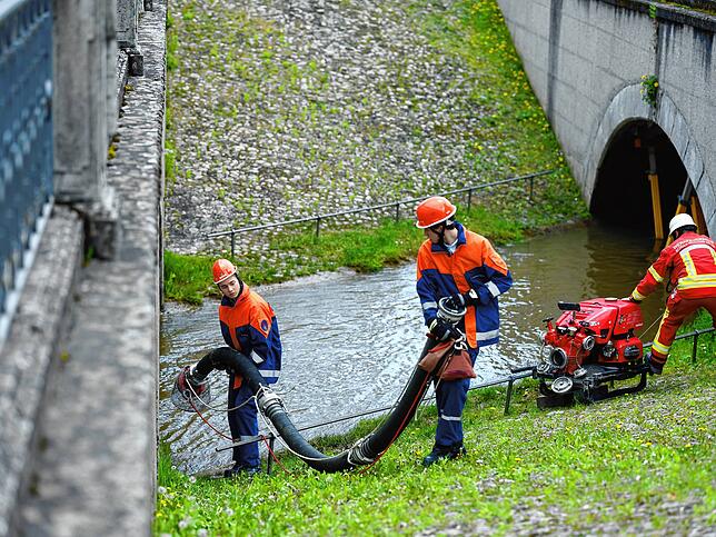 Die Schüler führen ihr ehrenamtliches Engagement vor. Feuerwehr, THW und DRK sind im Einsatz.
