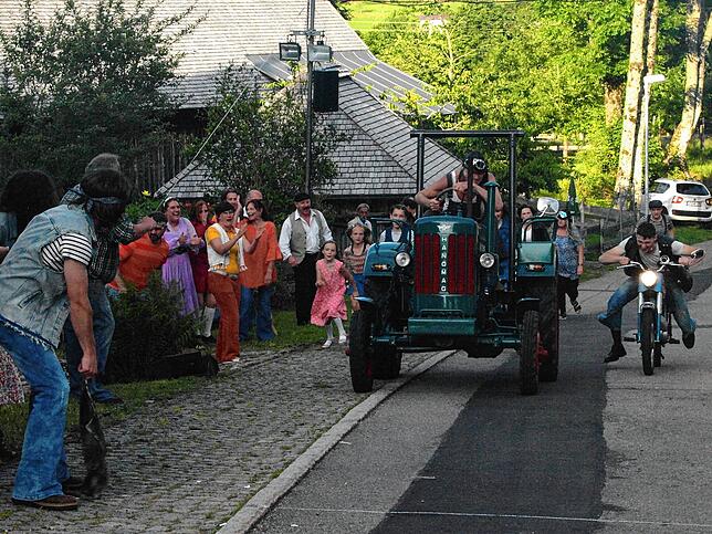 Opa Gustav und Enkel Paul treten mit Traktor und Mofa zum Wettrennen gegeneinander an.