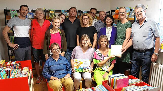 Bei der Wiedereröffnung der Stahringer Bibliothek konnten Vertreter des Ortschaftsrats und Stadt Radolfzell sowie Eltern gemeinsam mit ...