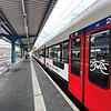 (Archivbild von Juni 2023) Am Bahnhof Konstanz wurden zwei junge Menschen von mehreren Unbekannten angegriffen. Ein 17-Jähriger wurde ...