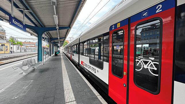 (Archivbild von Juni 2023) Am Bahnhof Konstanz wurden zwei junge Menschen von mehreren Unbekannten angegriffen. Ein 17-Jähriger wurde ...