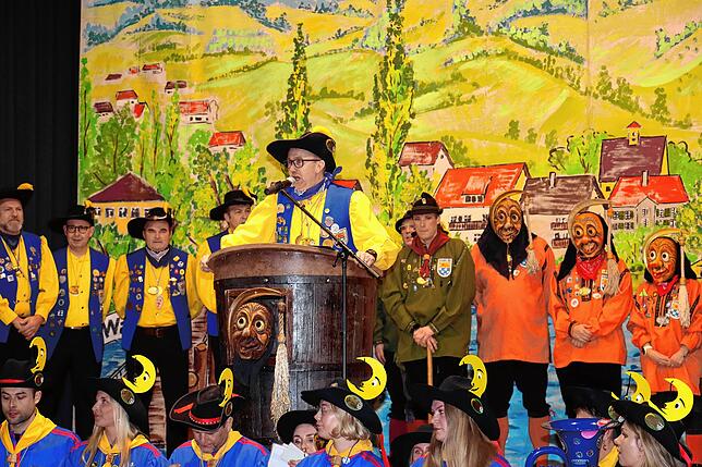 Zunftpräsident Patrick Willig zieht gemeinsam mit allen Gruppen der Zunft in die vollbesetzte Höristrandhalle ein.