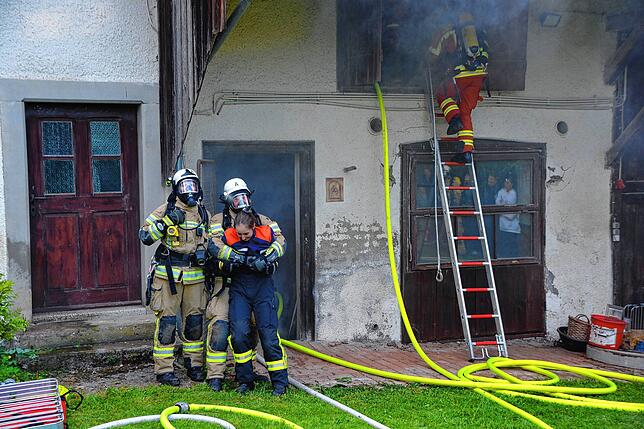 Lena Hainmüller, Mitglied der Jugendfeuerwehr spielt ein Kind, das unbedingt zurück in die vermeintlich brennende Scheune will, um die ...