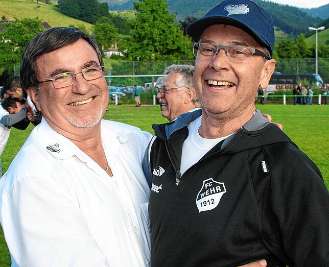 Aufstiegs-Jubel 2010: Vorsitzender Hans-Peter Schlageter (links) und Trainer Lothar Silfang feierten in Untermünstertal den bislang ...