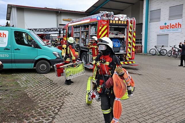 Löschmaterial wird für den Einsatz in der Halle der Firma Wielath in Neuhaus herbeigeholt.