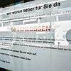 Viele Aushänge an Ladentüren in der Häfler Innenstadt informieren über die Zwangsschließung, die das Land wegen der Corona-Pandemie am ...