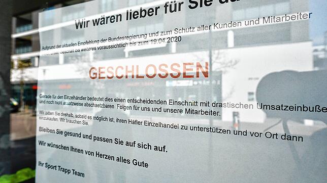 Viele Aushänge an Ladentüren in der Häfler Innenstadt informieren über die Zwangsschließung, die das Land wegen der Corona-Pandemie am ...