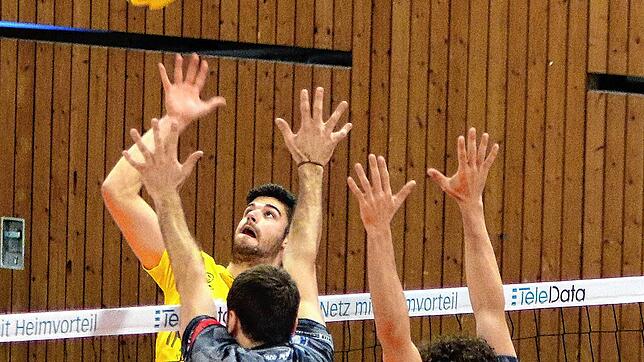 Der TSV Mimmenhausen (Lukas Ott beim Angriff gegen Grafing) hat sich in Mühldorf mit 3:2 durchgesetzt.
