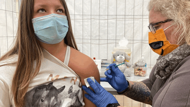 Mona Menath hat am Freitag ihre erste Impfung gegen das Coronavirus erhalten. Die 11-Jährige kommt aus Königsfeld-Erdmannsweiler und war ...