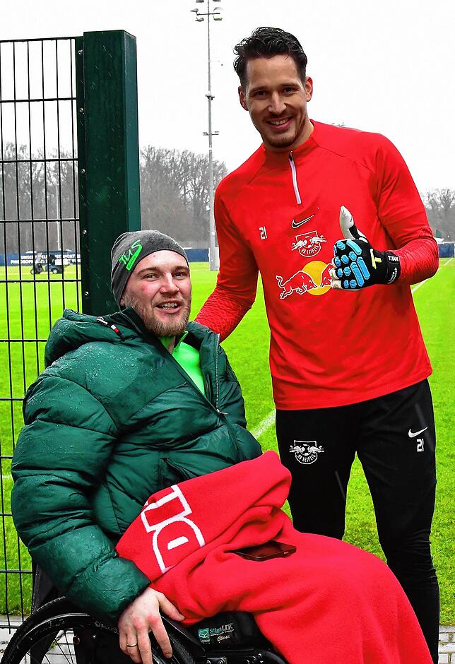 Bild 3: RB Leipzig bereitet Kevin Simanowski einen herzlichen Empfang &ndash; und wir haben Bilder!