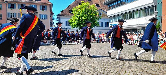 Die Schwerttanzkompanie bei ihrem Auftritt auf der Hofstatt nach der zweiten Schwedenprozession des Jahres 2023 in Überlingen.