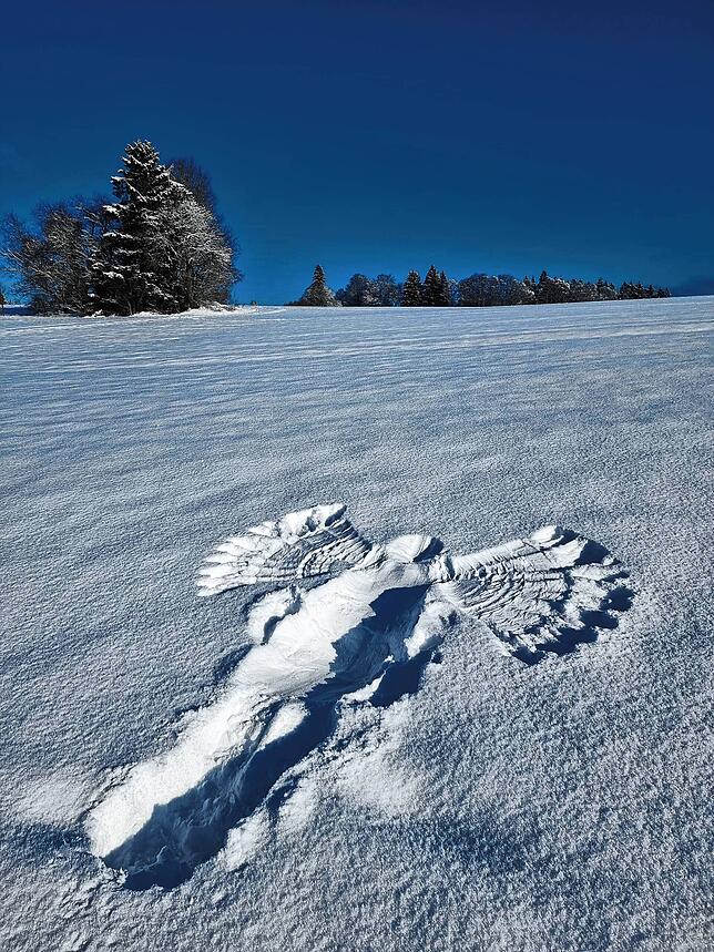 Ein Engel im unberührten Schnee.